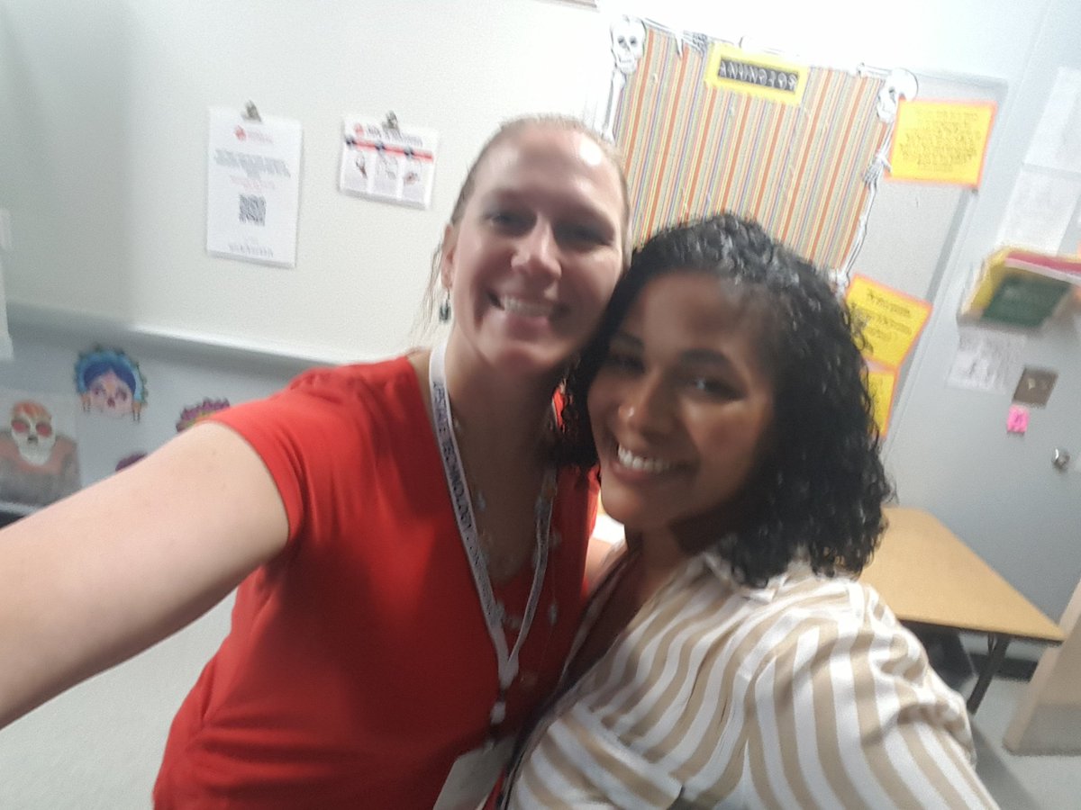 Mrs_EDarnell's tweet image. Ran into @mrleeteaches and @DanaeAcker at #2019utc.
#sorrysoblurry
#nolivephoto
#thebestigot