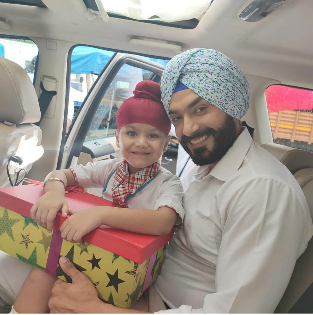 AvianRegiment's tweet photo. Cute #offscreenclick of our hero with #kevinatak ππ
@thenameisav
#avineshrekhi
#PrinceCharming
#mosthandsomehero
#hearthrob
#SarabjitGill
#ChotiSarrdaarni
#CHS https://t.co/CwTE6zvvUw