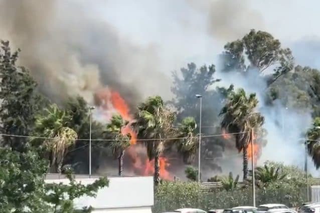 #incendio a #Catania oggi. I bagnanti sono fuggiti in #mare