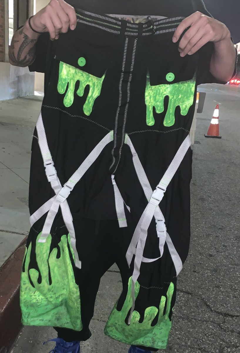 ToritTrickel's tweet photo. I was able to give the pants to @denzelcurry manager mark and his photographer @UnkleLuc to bring back stage for Billie. I was able to talk to her after the show and she said she didn’t get them. The letter I typed is in the pocket. Please help me get these to her @billieeilish https://t.co/A4moiUceI3