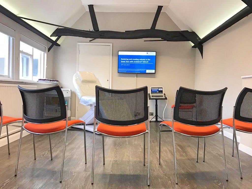 MissBalaratnam's tweet photo. Enjoyed a day of @Allergan #Medical #Institute training in clinic today on the use of the latest #JuvedermVolux #dermalfillers for #chin and #jawline #contouring #aesthetics #naturalresults #Juvedermuk #Juvedermit #BeautyDecoded #MDCodes Thank you to my colleagues for joining me https://t.co/c3woPALAVB