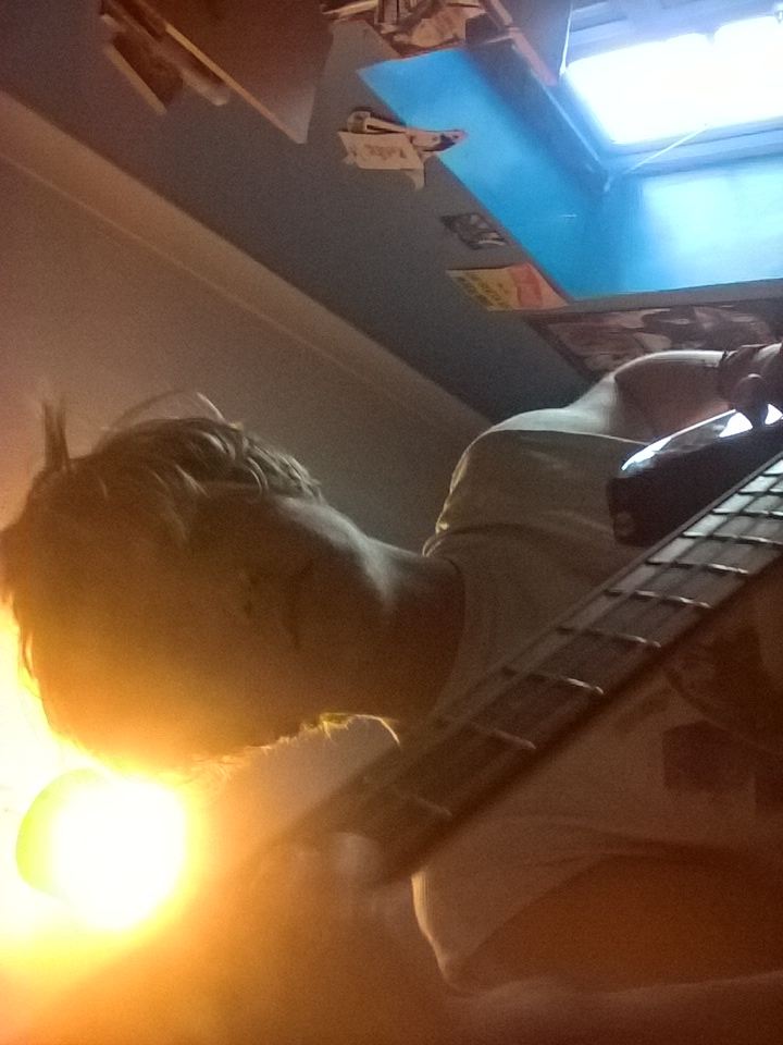 JoshDanielJord1's tweet photo. Very tired, writing bass lines, drinking coffee, watching shameless, living it to be killing it!! #bassplayer #shameless #offee https://t.co/b3LpE6f0Iv