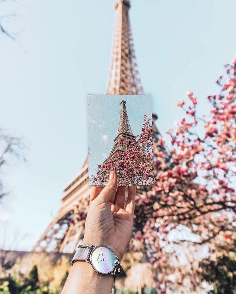 randombox_es's tweet photo. ¿Sabías que la Torre Eiffel es más alta en verano? 🤭

Cuando hace frió, la Torre Eiffel se encoge unos seis centímetros, mientras que en verano crece unos doce, eso sucede por la dilatación del hierro. ✈️🌸 https://t.co/yuGfyK2IPR
