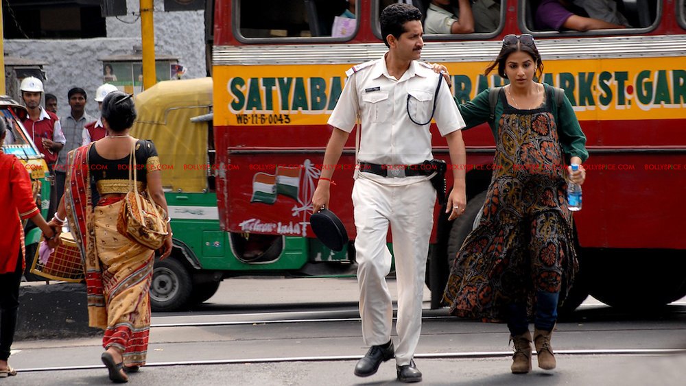 Kahaani.Drame/policier. Vidya enceinte et vivant à Londres, part à Calcutta pour retrouver son mari porté disparu.