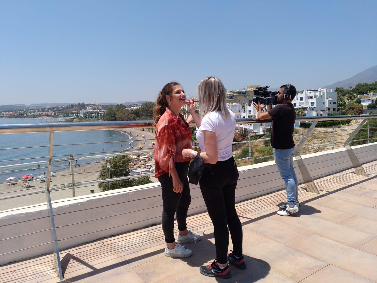 AndaluciaDFiest's tweet photo. Prepara una buena cena, coge sitio en el sofá 🛋 y pon @canalsur 📺 porque a las 22.30 empieza #ADF49 y nuestras @reyesprados @CristinaFaguas @Gracia_Arjona y @RoigNatalia traen un programa lleno de sorpresas! Únete a la #fiesta! @ArriateAyto @aytoubeda @Cortelazor_ @AytoEstepona https://t.co/cRYkztqWXv