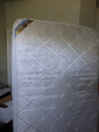 Free_Boise's tweet photo. Queen Mattress (Meridian) https://t.co/1VhmPBU6rh https://t.co/6W4zvXcKEq