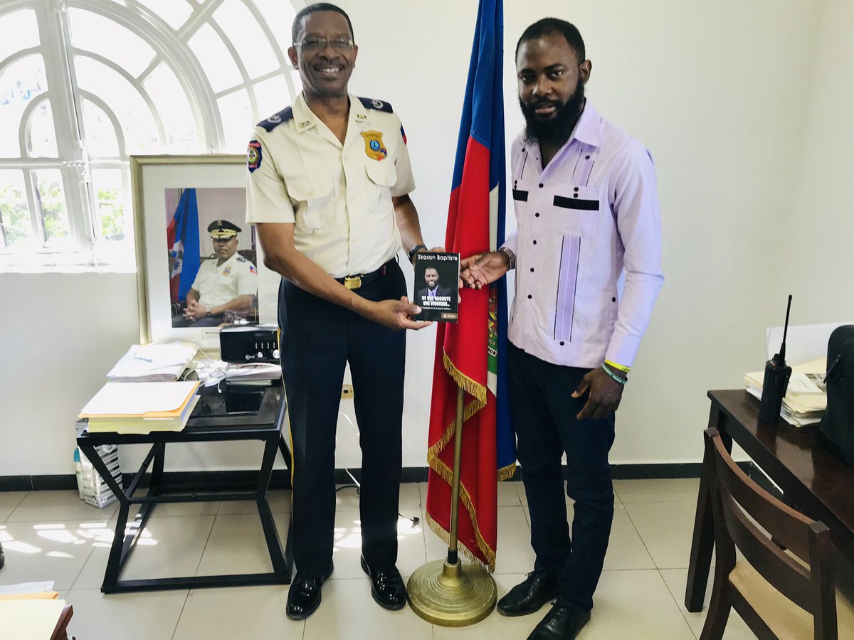 SkasonBaptiste's tweet image. M renmen tout pwofesyonèl, nan kèlkeswa sektè li ye a, se yon prensip m bay tèt mwen. Men lanmou ak konsiderasyon m genyen pou #Medsen, #Pwofesè ak #Polisye, se yon bagay san parèy. Lanmou ak Respè pou yo!

#CeQueRaconteUneJeunesse #BestSeller #C3Éditions #LivresEnFolie2018