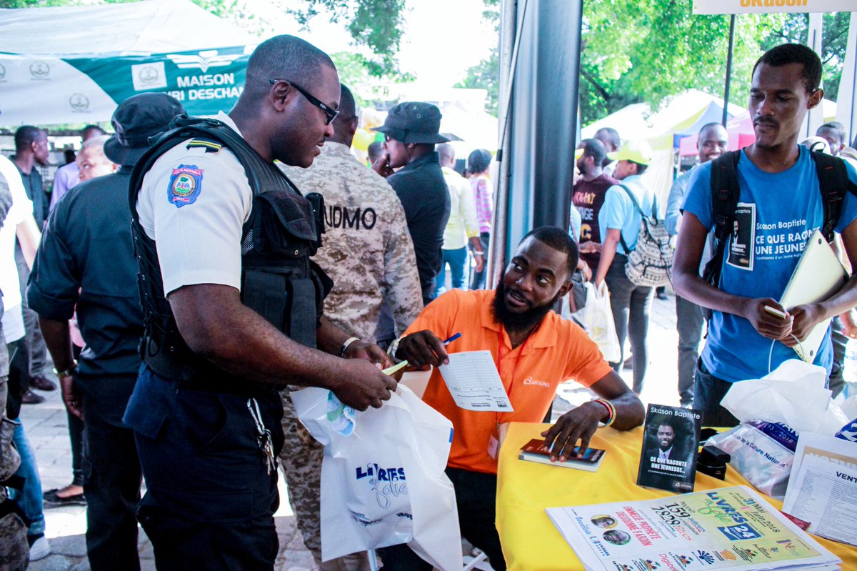 SkasonBaptiste's tweet image. M renmen tout pwofesyonèl, nan kèlkeswa sektè li ye a, se yon prensip m bay tèt mwen. Men lanmou ak konsiderasyon m genyen pou #Medsen, #Pwofesè ak #Polisye, se yon bagay san parèy. Lanmou ak Respè pou yo!

#CeQueRaconteUneJeunesse #BestSeller #C3Éditions #LivresEnFolie2018