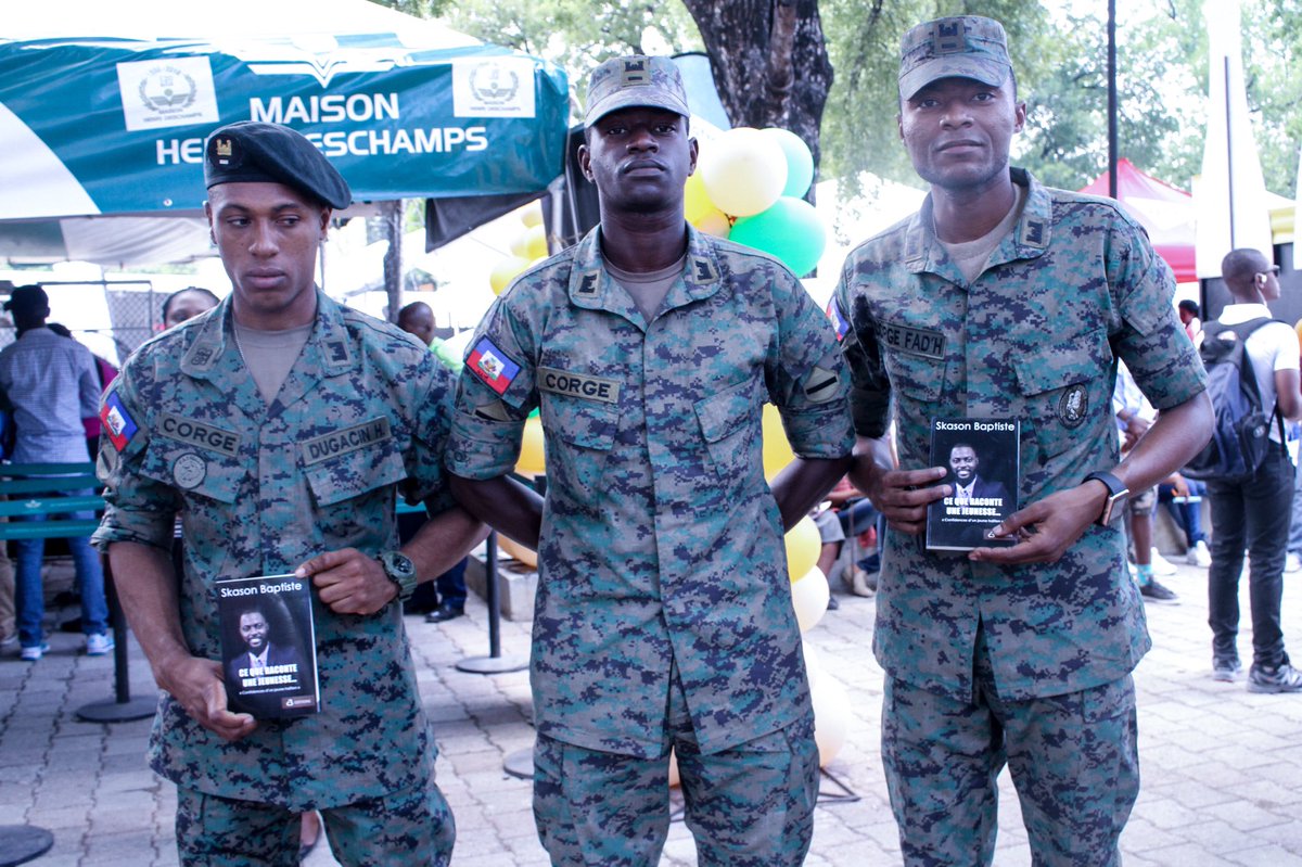 SkasonBaptiste's tweet image. M renmen tout pwofesyonèl, nan kèlkeswa sektè li ye a, se yon prensip m bay tèt mwen. Men lanmou ak konsiderasyon m genyen pou #Medsen, #Pwofesè ak #Polisye, se yon bagay san parèy. Lanmou ak Respè pou yo!

#CeQueRaconteUneJeunesse #BestSeller #C3Éditions #LivresEnFolie2018