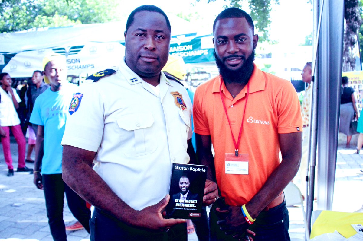 SkasonBaptiste's tweet image. M renmen tout pwofesyonèl, nan kèlkeswa sektè li ye a, se yon prensip m bay tèt mwen. Men lanmou ak konsiderasyon m genyen pou #Medsen, #Pwofesè ak #Polisye, se yon bagay san parèy. Lanmou ak Respè pou yo!

#CeQueRaconteUneJeunesse #BestSeller #C3Éditions #LivresEnFolie2018