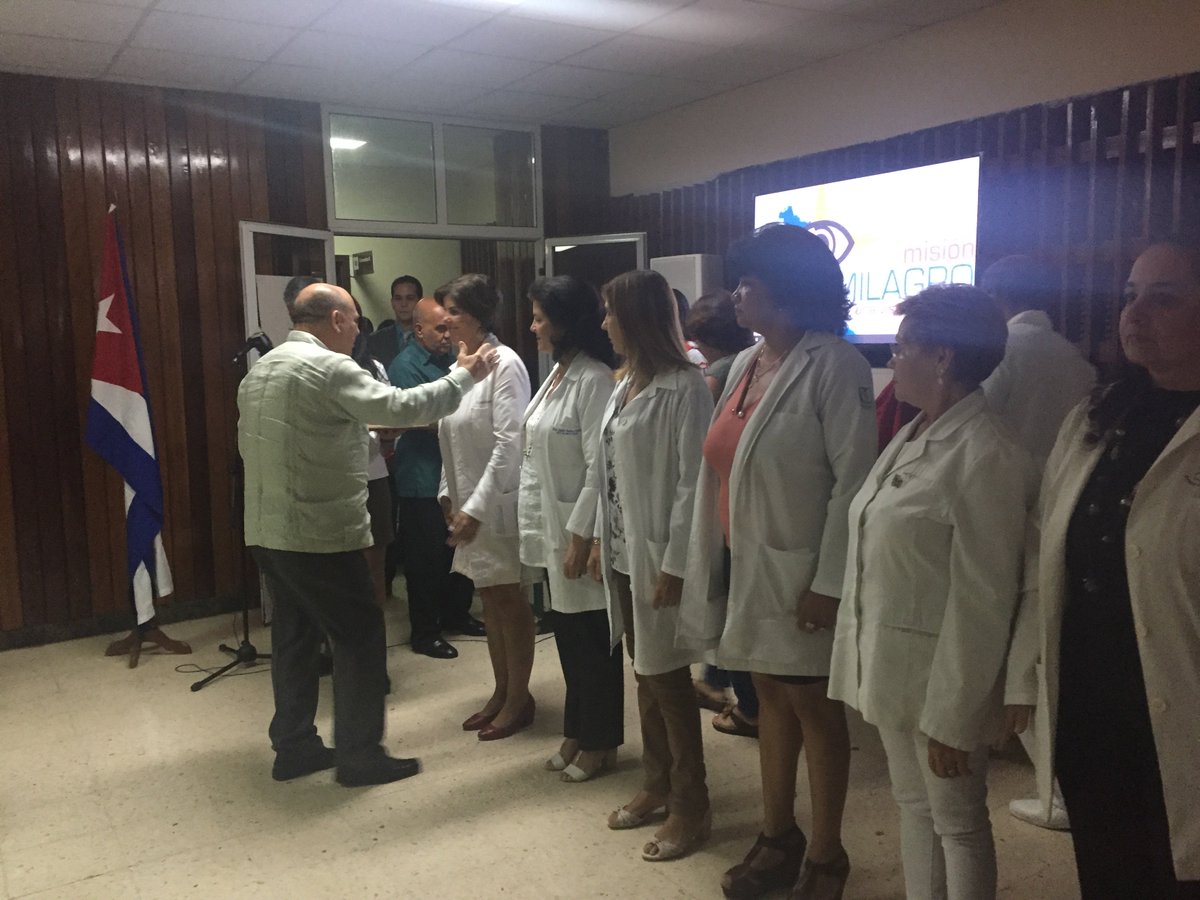 japortalmiranda's tweet photo. Junto al Vicepresidente @DrRobertoMOjeda y al Secretario General de la @CTC_Cuba, @UlisesGuilarte celebramos los 15 años de la Operación Milagro, Programa de fuerte impacto social y trascendencia mundial encaminado a la atención de pacientes con disímiles afecciones oculares. https://t.co/M3HWhebI7T