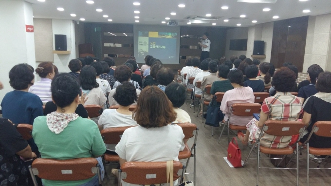 daegucity053's tweet image. #대구시, 홀로 사는 어르신들 교통사고 예방에 나선다!
#노인돌봄기본서비스 종사자 대상 #교통안전교육 실시
bit.ly/2NORlTg