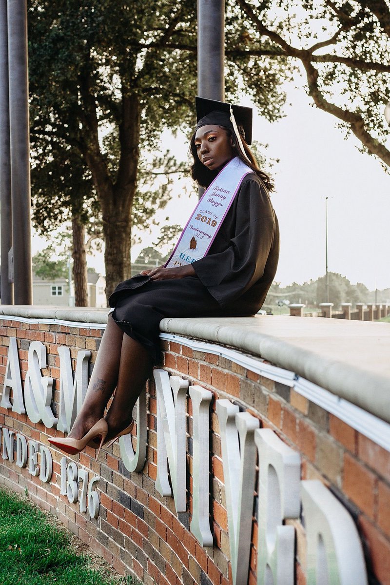 Brinaaayyy's tweet image. One month til my price goes up ⏳🎓 #PVAMU19 #Gradszn #aug10