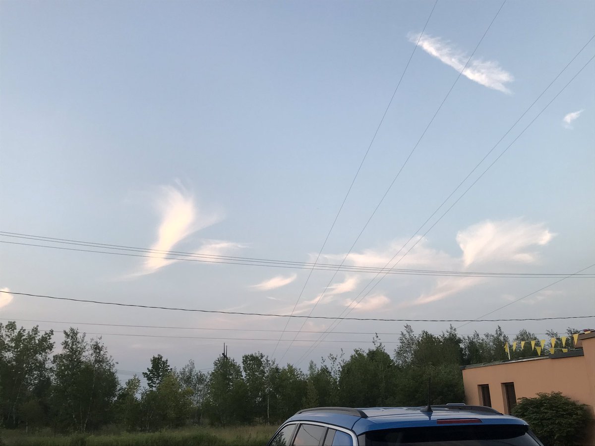 colleenhurleywx's tweet photo. Every direction I look has something catching my eye! #sunset #fallstreaks #themoon https://t.co/ce2vEXZ5cz