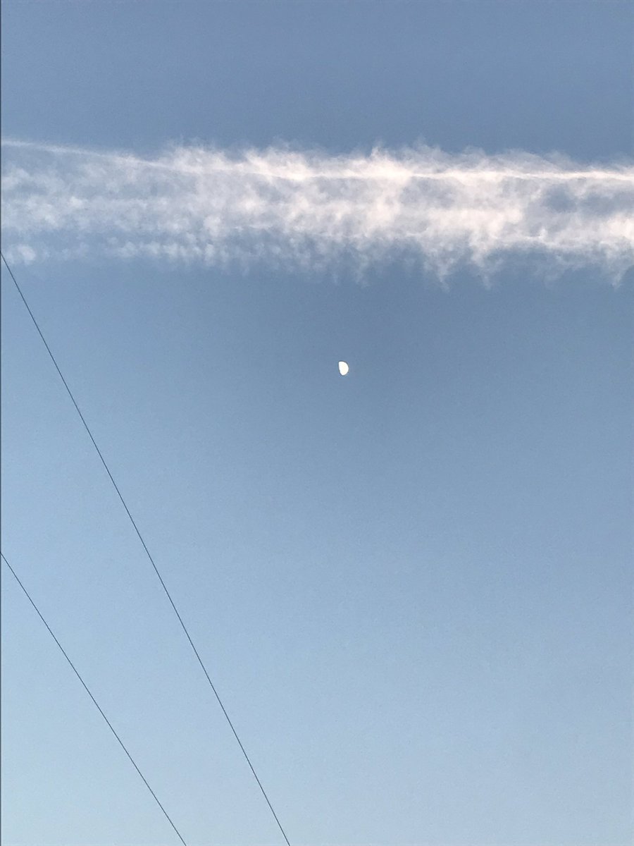 colleenhurleywx's tweet photo. Every direction I look has something catching my eye! #sunset #fallstreaks #themoon https://t.co/ce2vEXZ5cz