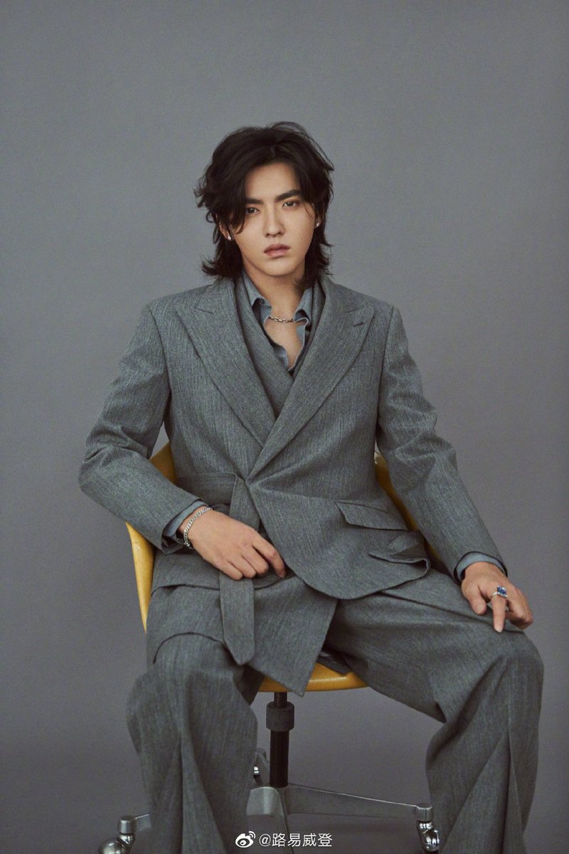TrendingWeibo's tweet photo. #KrisWu models the Louis Vuitton F/W 2019 menswear collection.

All photos: https://t.co/2mpERDhxR5

#WuYifan #吴亦凡 https://t.co/bFJYYHUOIp