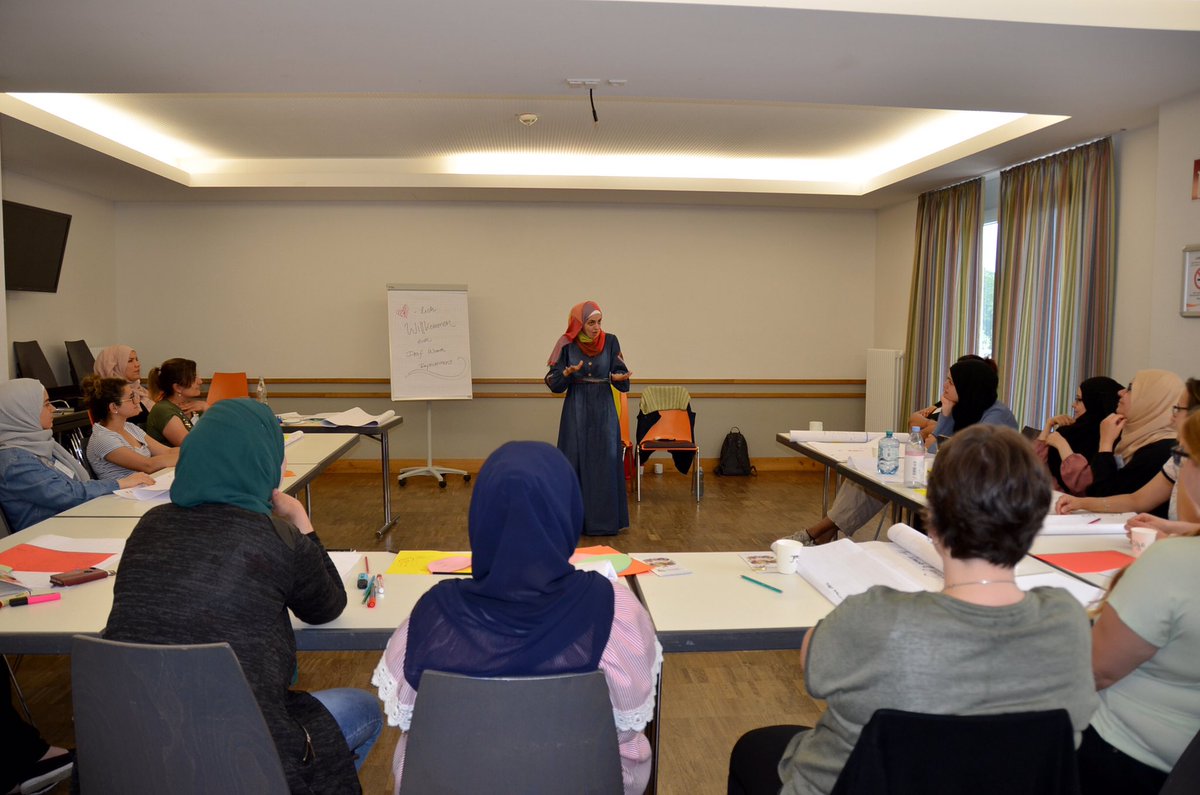 dimaevorg's tweet photo. Ein Einblick von unserem Deaf Women Empowerment für gehörlose und schwerhörige Frauen und Mütter.

#iiievorg #deaf #gebärdensprache #gehörlos #inklusion #behinderung #barrierefrei https://t.co/iKPVp1uvKA