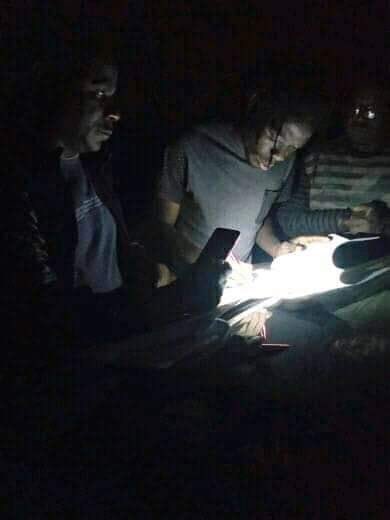 bustoptv's tweet photo. Evans Katema Signing his new Contract with DynamosFC during a "Minute of Darkness" when they were switching from the Generator back to the Mains supply. @fortunechasi 😂🙆🏻‍♂️🙆🏻‍♂️🙆🏻‍♂️ https://t.co/jq05iVyM0Z