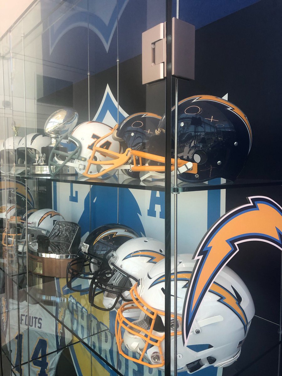 samrecover's tweet photo. We had a great lunch and learn meeting yesterday with the @Chargers🏈 Thanks guys for choosing the sam technology to treat your player’s musculoskeletal and bone injuries! #SamSport #SamPro2.0 https://t.co/EPyDHgKr8z