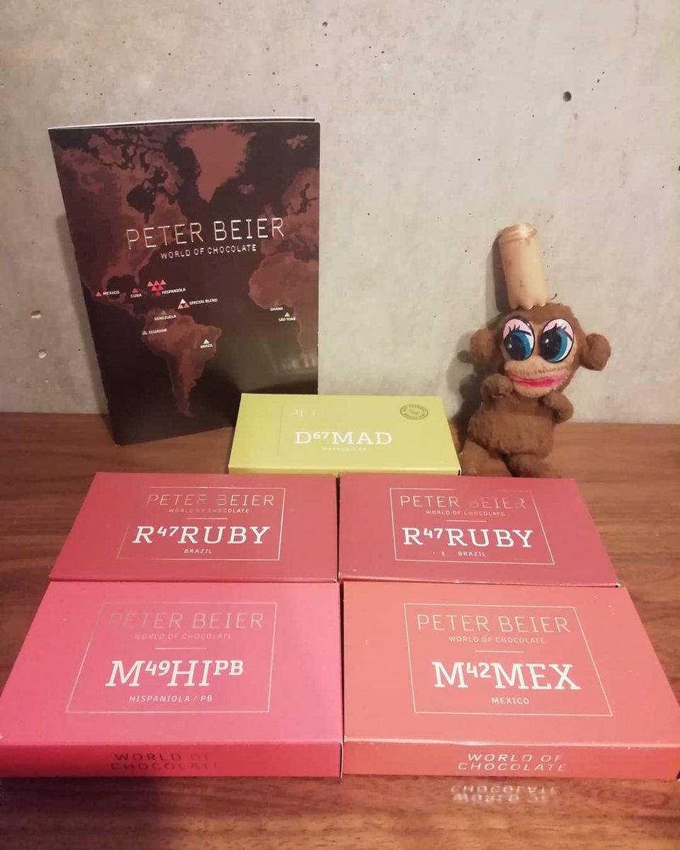 ayano_k_sweets's tweet photo. #Denmark　#PETERBEIERCHOKOLADE 
お土産に買った1粒1gの　#WORLDOFCHOCOLATE 5種🍫

店員さんに好みを伝えて選んで貰った　#HISPANIOLA MILK49％。バナナのようなバニラのような風味。

他二種も渡す相手イメージして買ったが、私の胃の中へ😂

#BRAZIL　#RUBY RED4％
#MEXICO MILK42％
美味し〜！ https://t.co/vs0cABQJVj
