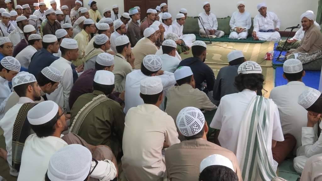 habibomar's tweet photo. جلسة العلامة الحبيب عمر بن حفيظ مع طلاب الدورة من الحجاز ووادي حضرموت: 

ضمن فعاليات الدورة التعليمية الخامسة والعشرين بدار المصطفى،
يهتم الحبيب عمر بلقاء طلاب الدورة، لمعرفة أخبارهم في الدورة، والاستماع إلى تناصحهم فيما بينهم البين ...

للمتابعة:
https://t.co/OpaBgSobSr https://t.co/Zzd7mHhJKL