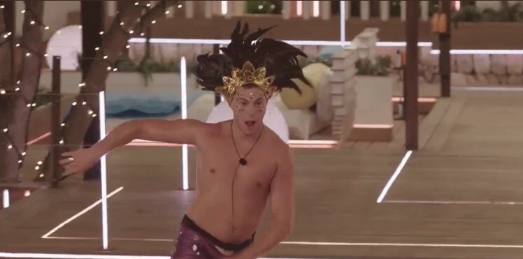 _nikitasmith_'s tweet photo. #lovelsland ohhh thought I recognised him from somewhere https://t.co/zUOHtn3aJN