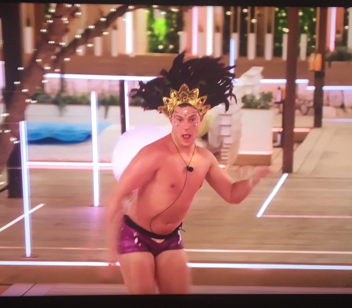 K8isLush's tweet photo. Maura: “He’s just so manly” 
Curtis: 
🤔 #LoveIsland https://t.co/vEULeukCW5