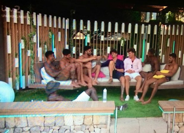 Karolin55606647's tweet photo. ERMMMMM WHY IS THE KING ON THE FLOOR ?! MOVE Mannn #LoveIsland https://t.co/wJzmBKEQ25