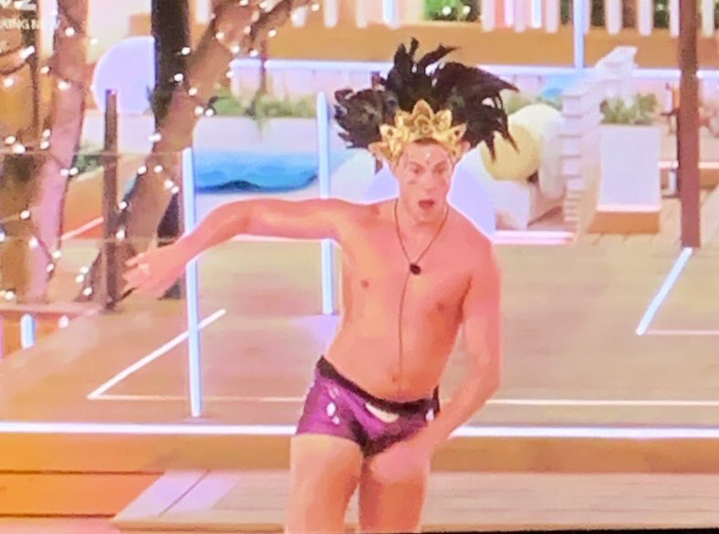 EastwoodBecki's tweet image. Maura: I want a really manly man 

Curtis: 

 #LoveIsland