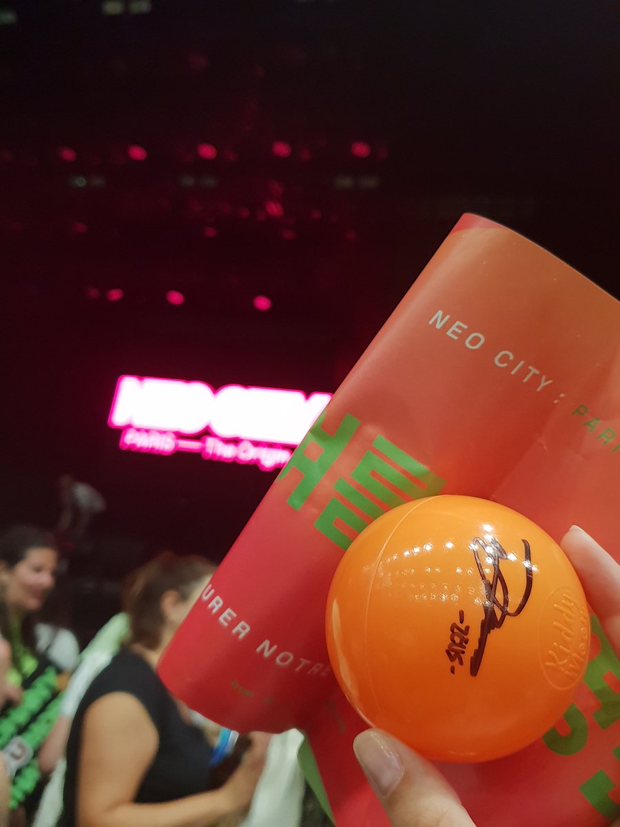 superbdorks's tweet photo. I'VE GOT THE BALL OH GOD #NCT127inPARIS #zeus #nct_jungwoo https://t.co/j7t5GmKSbu