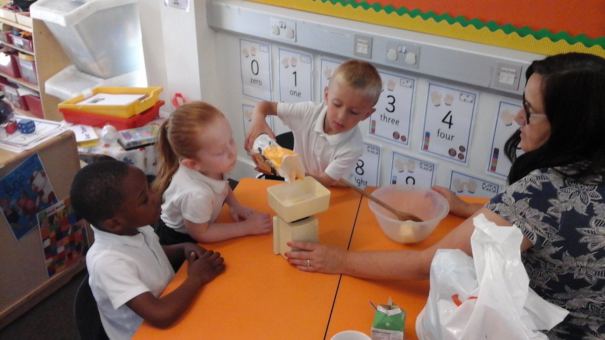 FS1 pupils weighing and measuring ingredients to make delicious cakes. ⁦<a href="/TeachLeicester/">Teach Leicester</a>⁩ #learning #maths
