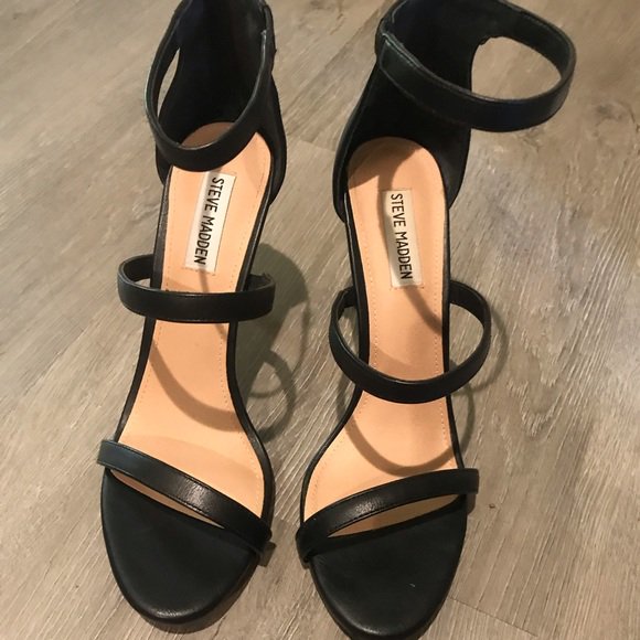 CinthyaReppond's tweet photo. So good I had to share! Check out all the items I'm loving on @Poshmarkapp #poshmark #fashion #style #shopmycloset #americaneagleoutfitters #stevemadden #americaneaglebypayless: https://t.co/EjOL99ur7G https://t.co/MPy6sfkNWb