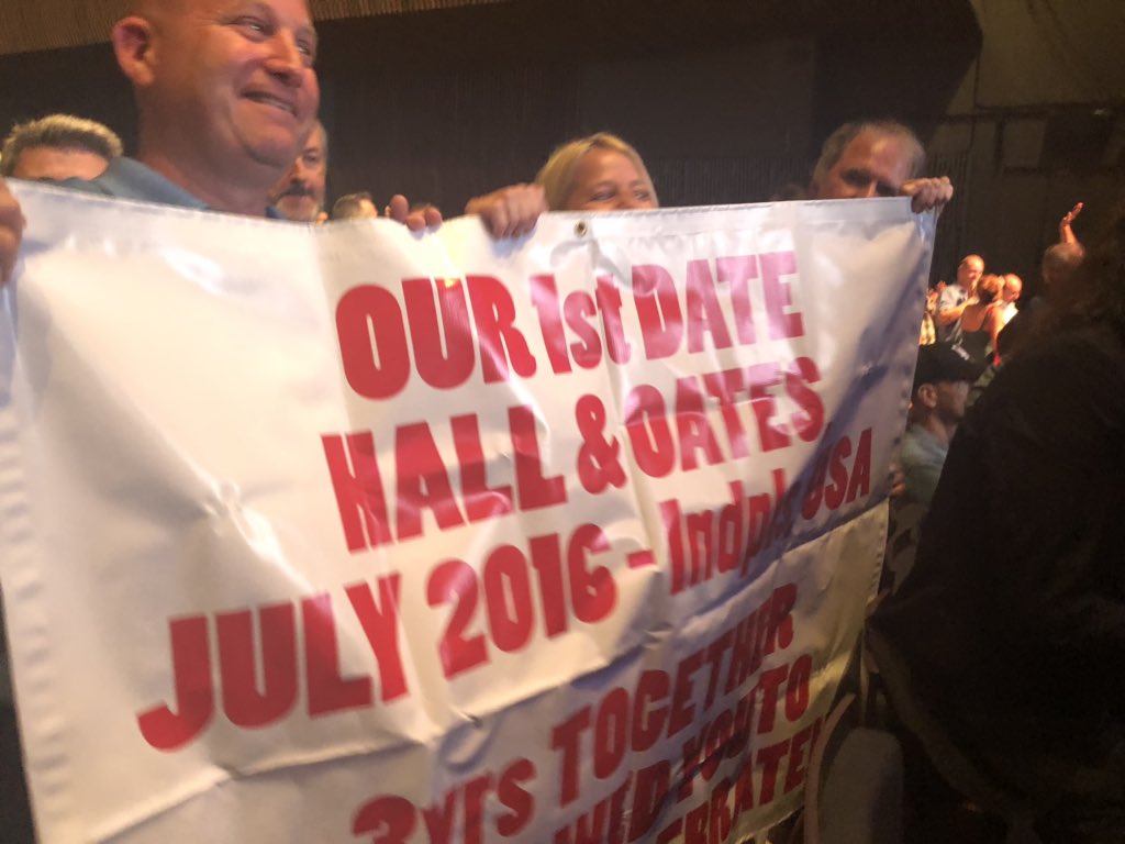lisahaydenz's tweet photo. @halloates were amazing in Paris tonight! Worth 24 hours of flights from NZ to see you! Bob & Brandy next to us traveled from Indiana and brought a sign-so I guess they win?? #cometoNZ https://t.co/4pZezanJmH