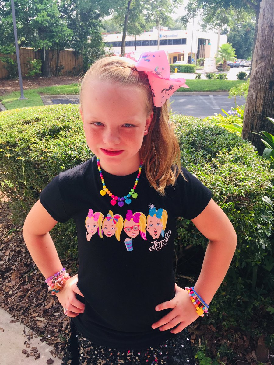 TPerryPhoto's tweet photo. @itsjojosiwa these girls are excited to see you in concert tonight 😘 https://t.co/zOZbK16OP2