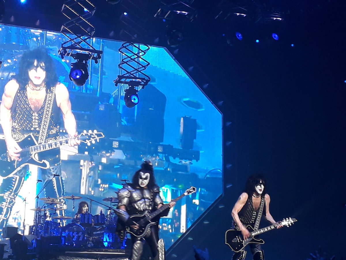 213Band's tweet photo. Guess who was lucky enough to see KISS last night... 

#Kiss #KISSarmy #rocknroll #music #livemusic #ENDOFTHEROADWORLDTOUR https://t.co/pqTT9KPnZ7