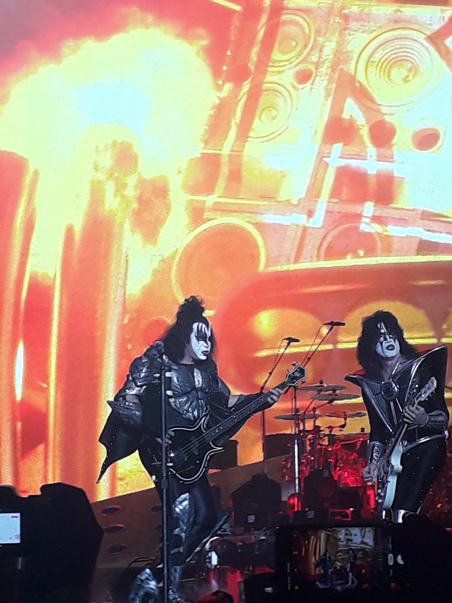 yanjosh's tweet photo. Guess who was lucky enough to see KISS last night...
#KISS #KISSarmy #ENDOFTHEROADWORLDTOUR #livemusic #music #rocknroll https://t.co/XkvU2aY7um