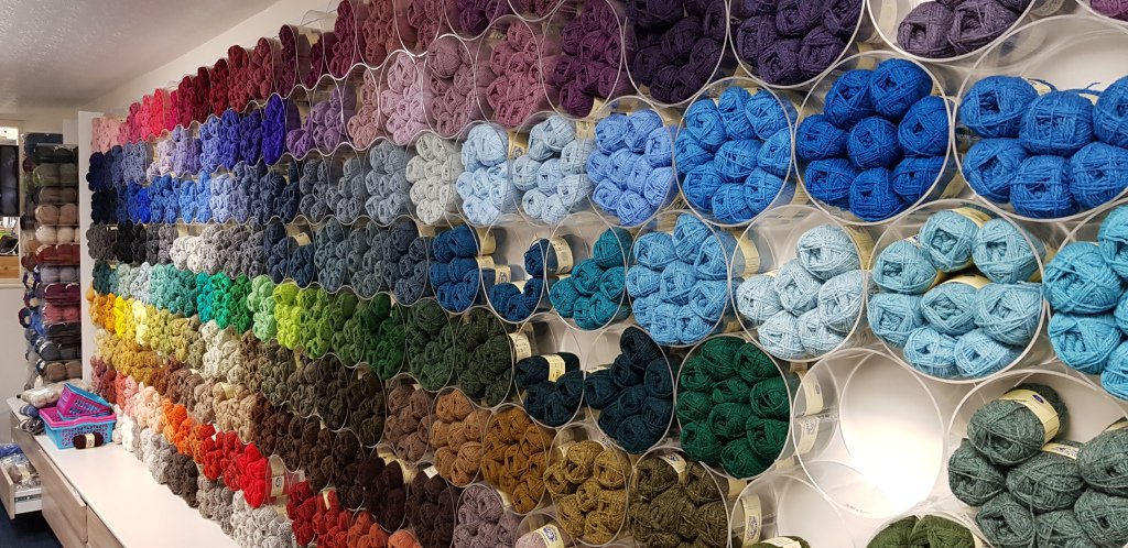Why yarn is good for writers - my adventures in the wool shops of Shetland and why it's relevant to my writing life roomforwriting.net/2019/07/10/why…