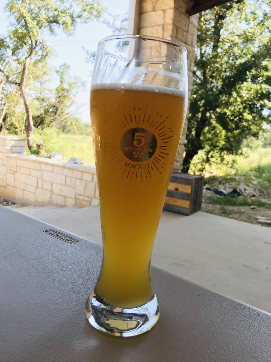 jake_vaden's tweet photo. This Hefeweizen is soooo dam good! Guys @5StonesBrewing is legit! https://t.co/e4okN3QwPK