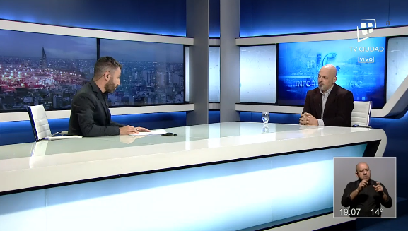 TVCIUDADuy's tweet photo. 👉#EntrevistaCentral Hoy nos acompaña el Politólogo Antonio Cardarello @Zatopek_1871 para realizar el análisis de los resultados de las #internas2019 y el punto de partida de la campaña a octubre.
👉#Ahora en @infocapitaluy @TVCIUDADuy 📺🎙️ https://t.co/hXtb765Qwu