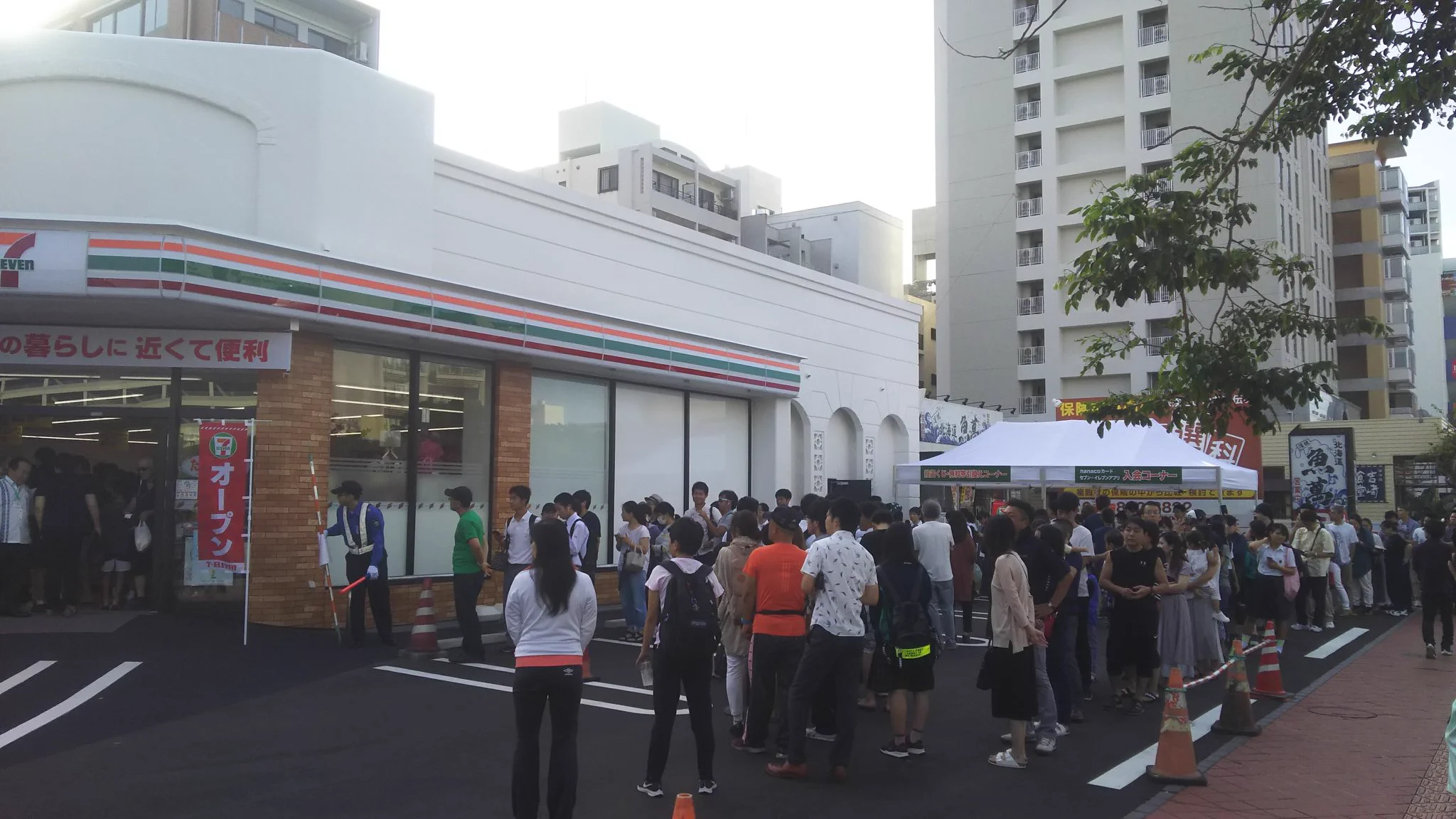 沖縄にセブン初上陸！列がコミケのようだｗｗｗ