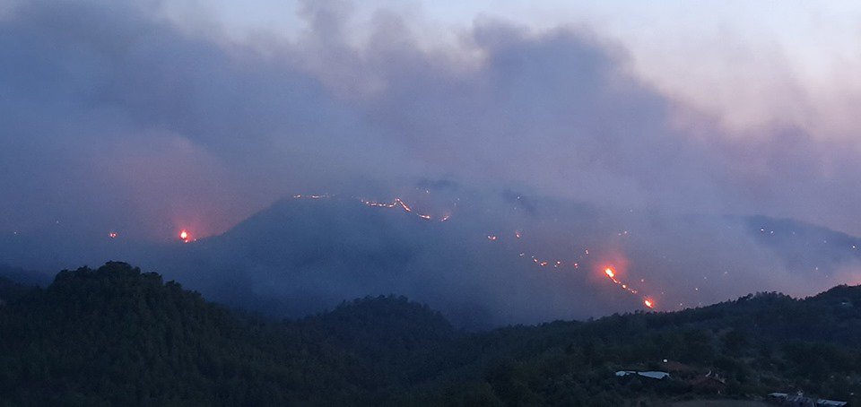abdullahciftcib's tweet photo. Dalaman'da başlayıp Göcek'e  kadar uzanan orman yangını Muğla'yı seferber etti. Gökyüzünü kaplayan  görüntü ise korkunç. Sabotaj ihtimali de gelen bilgiler arasında https://t.co/VJXIevpCBH
