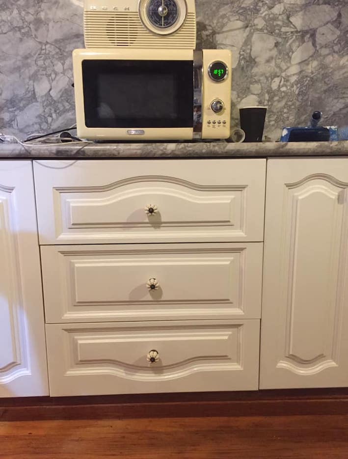 UopaintC's tweet photo. This was a #customers #Kitchenmakeover #upcyled.
She absolutely #loves her #kitchen.
It was a #huge job but well worth the effort.
#Painted with UO #Cockatoo &amp; #Sealed with UO #SatinTop #Coat. https://t.co/oNo3e4aX4P