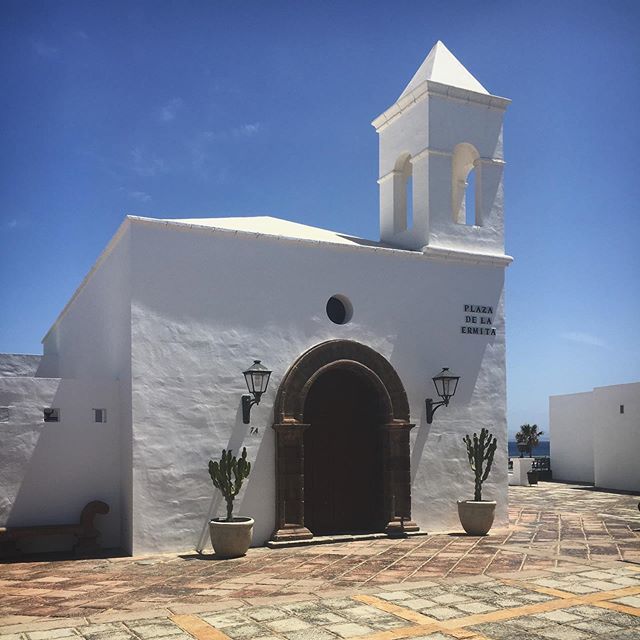 annelaurem's tweet photo. Plaza de la Ermita. #playablanca #lanzarote #lanzarote🌵 #plazadelaermita #canaryislands #spain #holiday #marinarubicon https://t.co/U9m5jcVcon https://t.co/bNd2D8QDSL