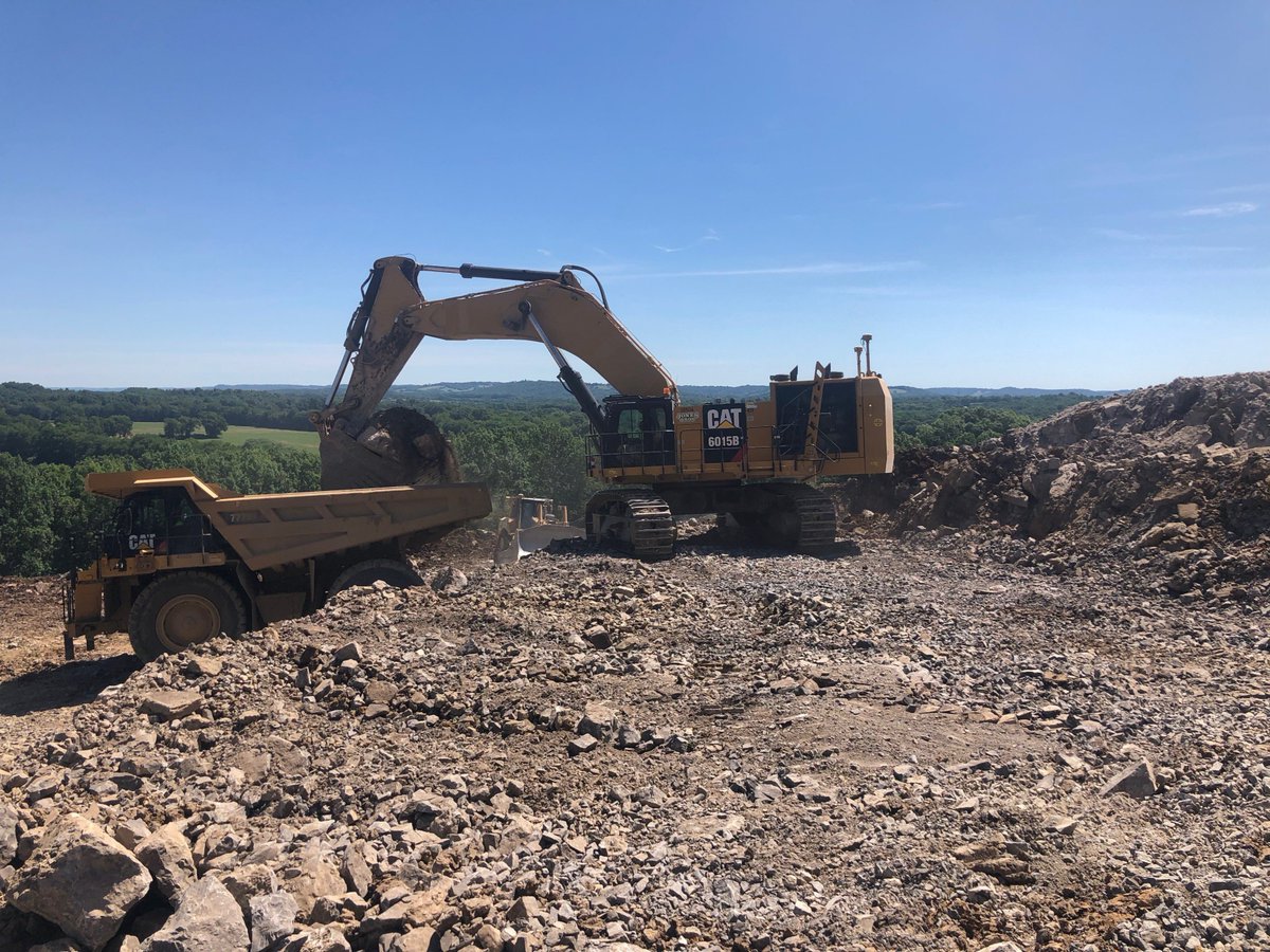 ThompsonCat's tweet photo. Check out this monster of a machine⬇️⬇️

This Cat 6015B aids Thompson customer Jones Bros on a project on Highway 41 in Shelbyville, TN.

#LetsDoTheWork #JonesBros #Cat #6015B #Shelbyville #TMCat https://t.co/TJiPGYNJ2Z