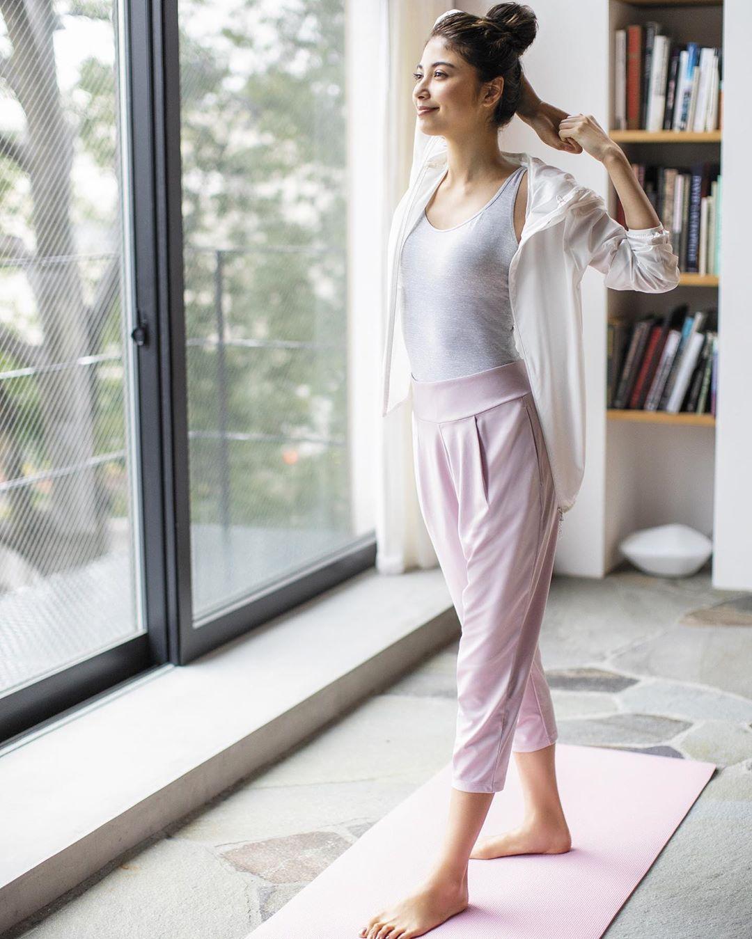 UNIQLO on X: #AIRism Yoga Pants: stretchy, breathable pants for you to  stretch and breathe in.  #SimpleMadeBetter   / X