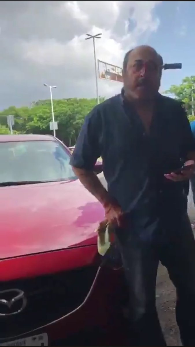 HAY OJON

Parece escena de una película de gore pero no, fue real y ocurrió en #Veracruz.
Dos hombres discutieron por ganar un lugar de estacionamiento.
De las palabras pasaron a los golpes, pero uno de los sujetos sacó un desarmador y lo clavó en el ojo de su contrincante.