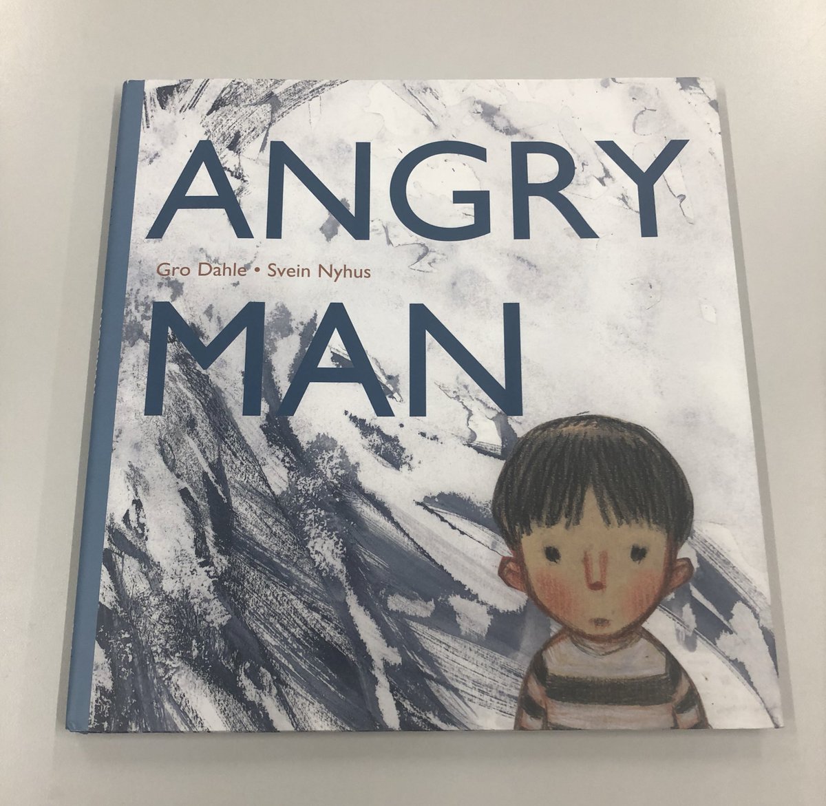 WatsEd's tweet photo. Some say #picturebooks are for little chn. @smithsmm handed me this tonight &amp; I’m still thinking about it. 
Theme: Domestic Violence
So well told #grodahle, so powerfully drawn @SveinNyhus 
This one maybe not for KS2 - but it will stay with you. #readingrocks #PrimaryRocks https://t.co/9djy9GayEl