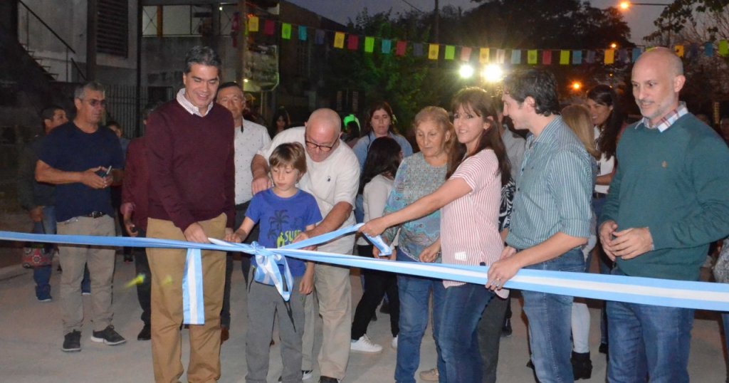 MuniResistencia's tweet photo. #VillaSanJuan FESTEJA NUEVAS #CuadrasPavimentadas 🏘🎉🥳🛣

¡Siguiendo con el histórico plan de #ObrasPúblicas, nuestro intendente, @jmcapitanich junto a #Vecinos y #Vecinas inauguraron nuevo pavimento urbano y alumbrado público de dos cuadras de un programa que estipula... https://t.co/0A2pvqOxSg
