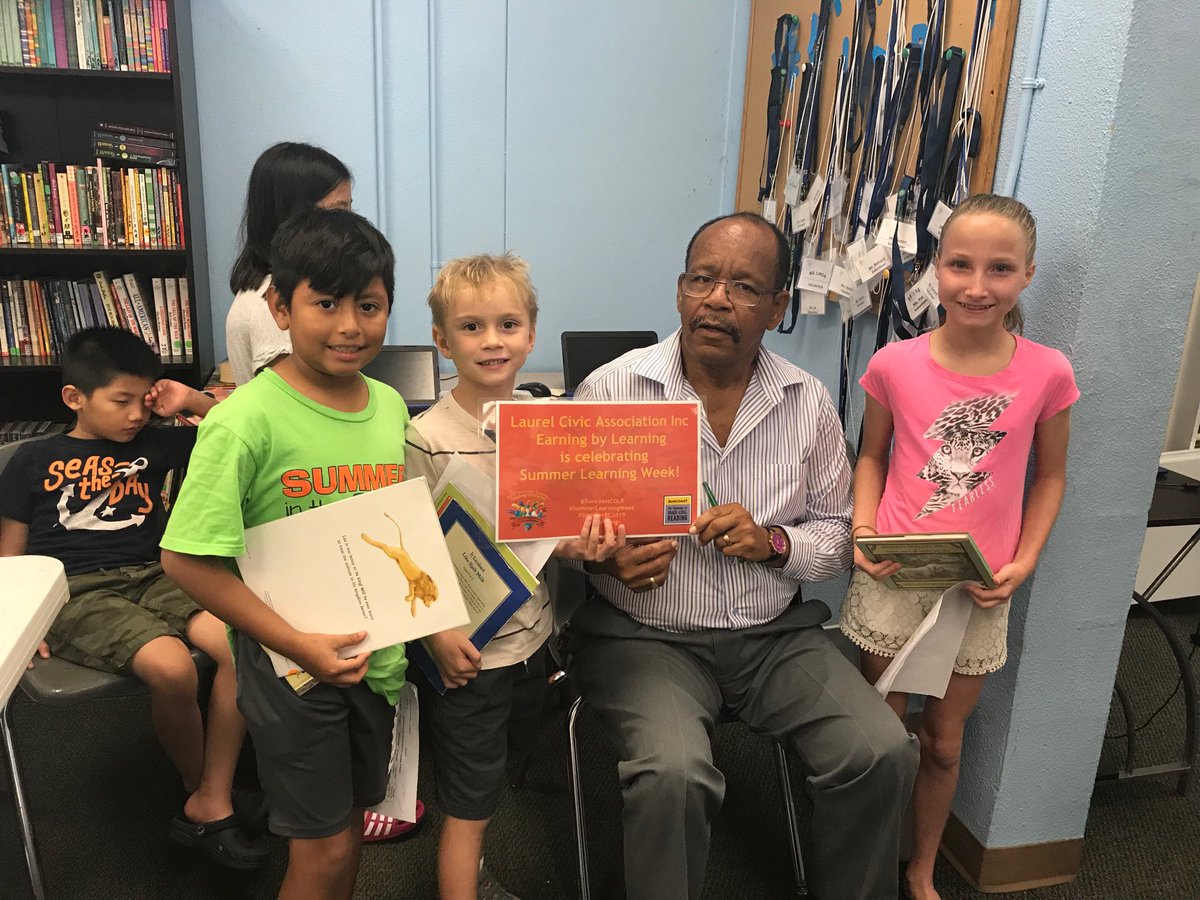 Luceroguzmann4's tweet photo. The students and volunteers at Learning by Earning know that #GLReading is a priority! @SuncoastCGLR #SummerLearningWeek https://t.co/xHZ8VPuLtE