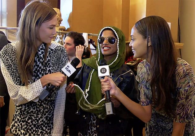 Career Pivot 2️⃣ Like many models that came before her, like Cindy Crawford &amp; Tyra Banks, Karlie slowly moved into the TV hosting space. She landed her first tv hosting gig in 2012 for #MTV's reboot of <a href="/HouseOfStyle/">House Of Style</a>. More recently, she became the new host of #ProjectRunway.